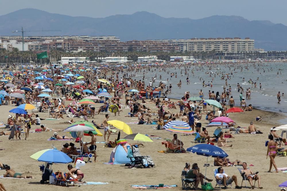 La playa de la Malva-rosa en València.