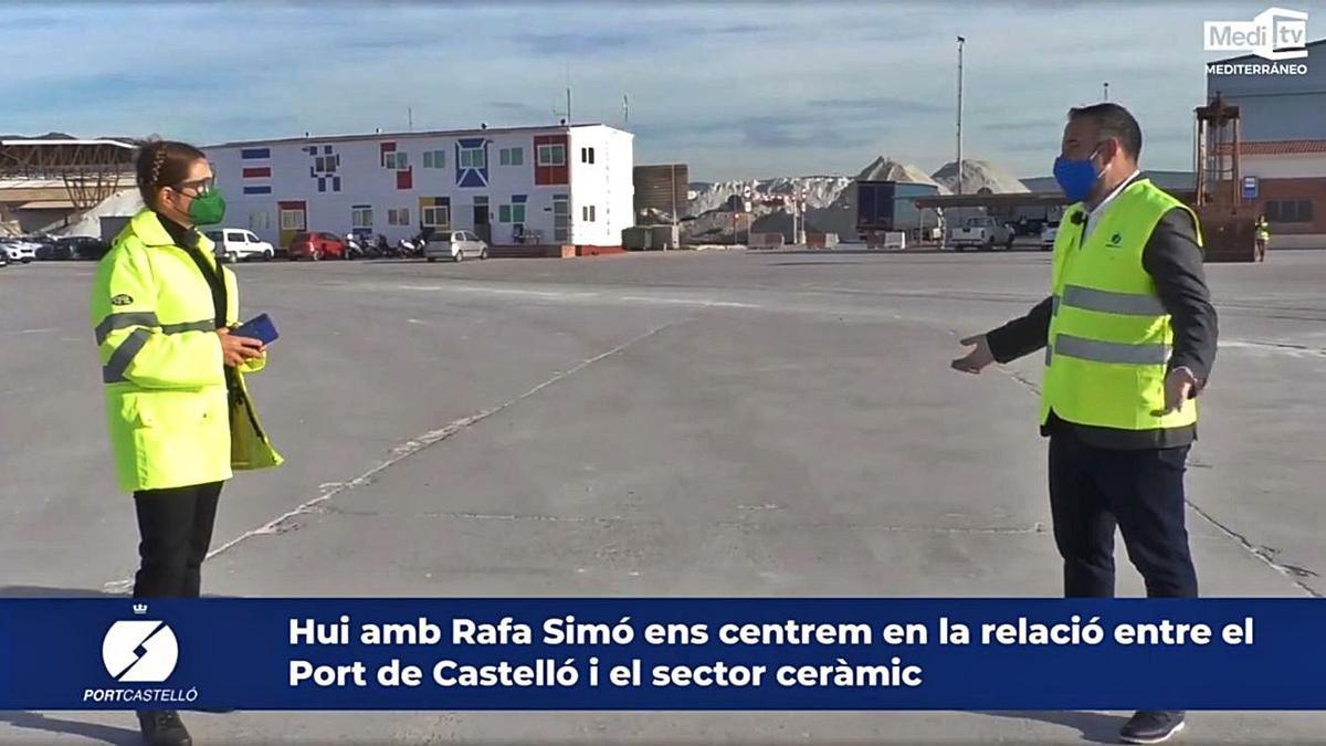 Loles García, durante la entrevista que realizó en el propio puerto al presidente de PortCastelló, Rafa Simó. | MEDI TV