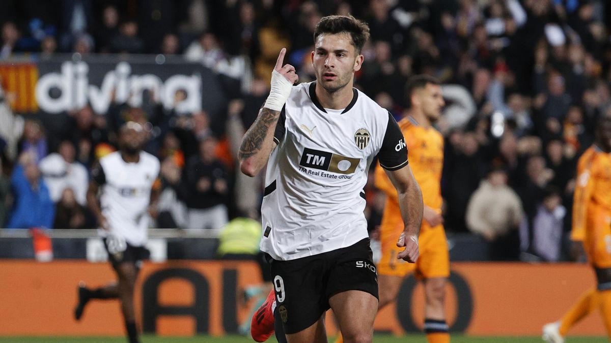 Hugo Duro celebra un gol al Real Madid la pasada campaña en Mestalla