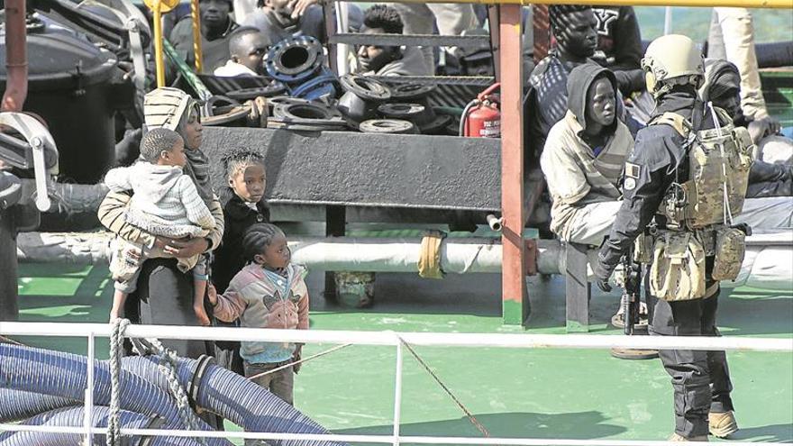 Unos migrantes secuestran el barco que les rescató