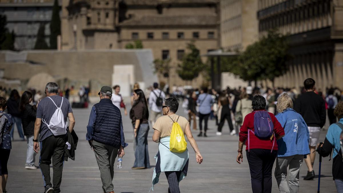 Un grupo de visitantes en el centro de Zaragoza, esta semana.