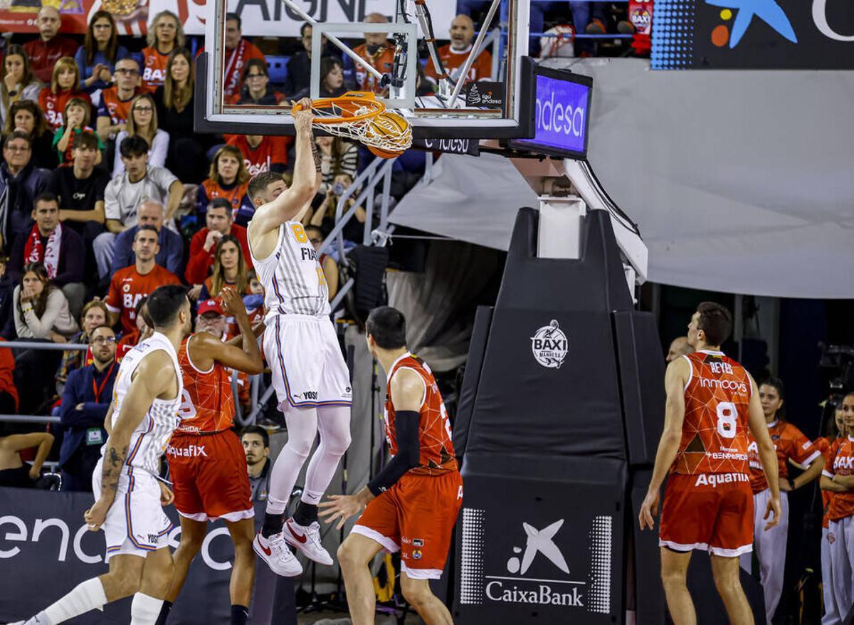 Geben esmaixa en una acció del partit entre el BAXI Manresa i el Bàsquet Girona