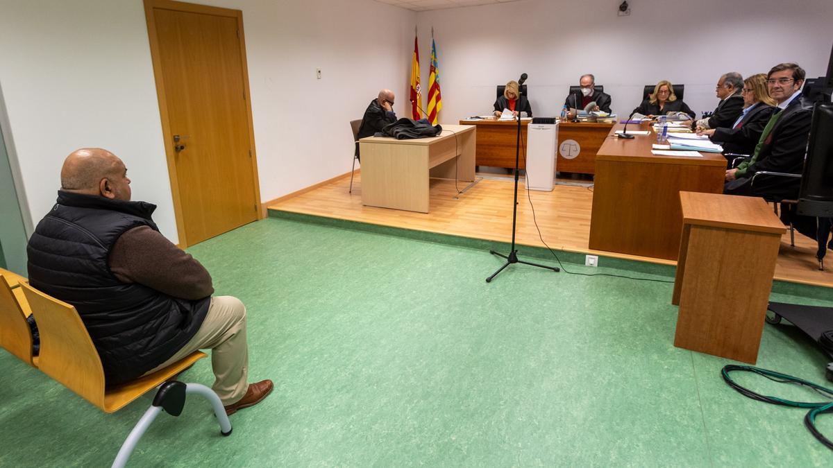 Méndez sentado en el banquillo frente a su abogado en el estrado.