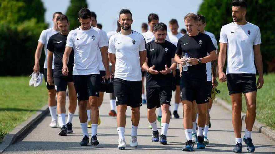 La plantilla del Sporting, antes de comenzar el entrenamiento de ayer en Mareo.