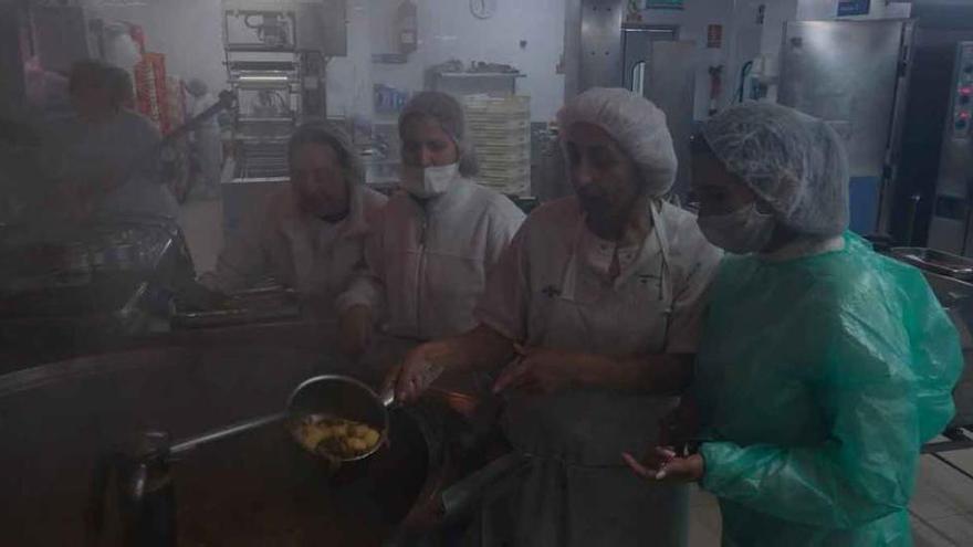 Demostración del cocinado de un plato, ayer en las instalaciones de la cocina del Hospital Provincial.