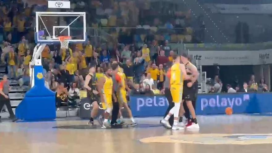 Agresion de Fran Guerra a Robertson en el derbi canario de baloncesto