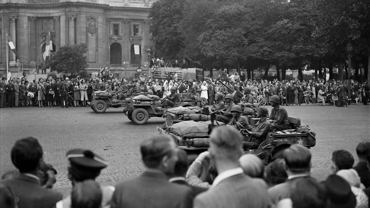 Las tropas aliadas desfilan por París tras la liberación de la capital francesa, el 26 de agosto de 1944.