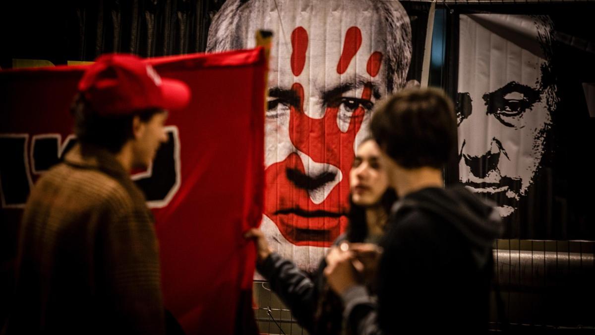 Carteles contra Netanyahu en una protesta en Tel Aviv.