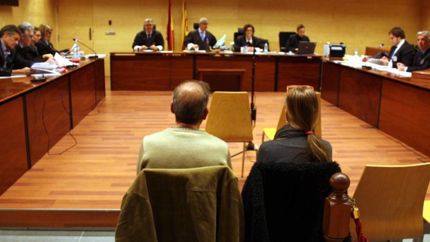 Els responsables del geriàtric de Figueres acusats d&#039;estafar un ancià, durant el judici