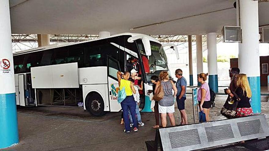 Un grupo de ciudadanos en el momento de subir a una de las guaguas del servicio insular de transportes.