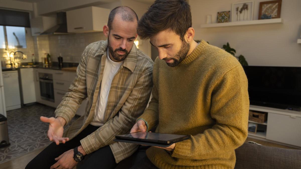 Valencia. Alberto y Carlos son dos jovenes que han pedido el bono joven del alquiler de la Generalitat Valenciana y se lo han denegado