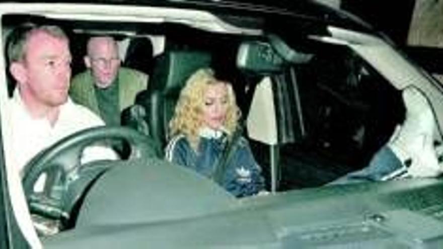 Madonna reza por sus 50 años junto a su marido