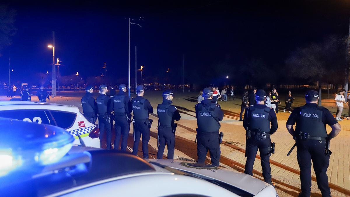 Policías en El Arenal de Córdoba durante el festival Elrow, anoche.