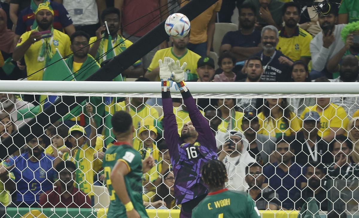 GR5307. LUSAIL (CATAR), 02/12/2022.- Devis Epassy arquero de Camerún defiende hoy, en un partido de la fase de grupos del Mundial de Fútbol Qatar 2022 entre Camerún y Brasil en el estadio de Lusail (Catar). EFE/José Méndez