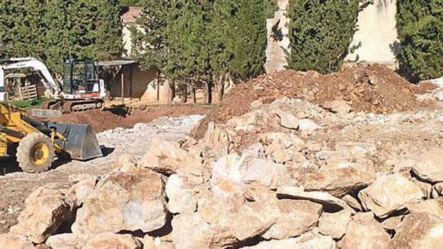 Las excavadoras trabajan en la ampliación del aparcamiento.