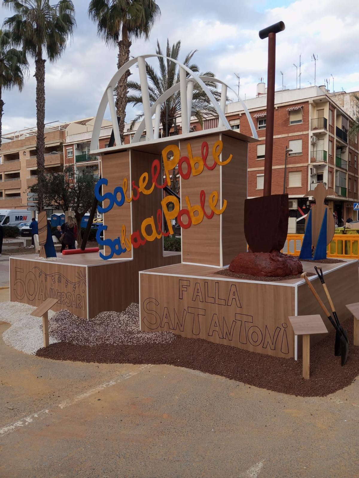 La falla de Sant Antoni terminada este sábado a las seis de la tarde.