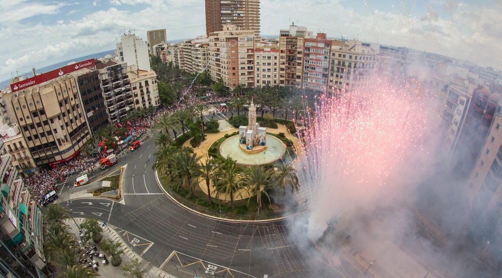 Primera mascletá de las Hogueras del 90 aniversario.