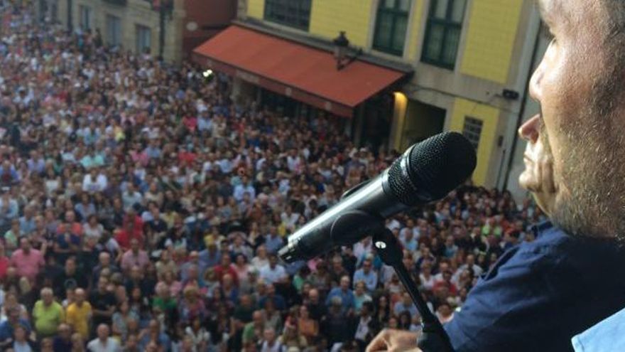 Craviotto, durante la lectura del pregón de Begoña en la plaza Mayor de Gijón.