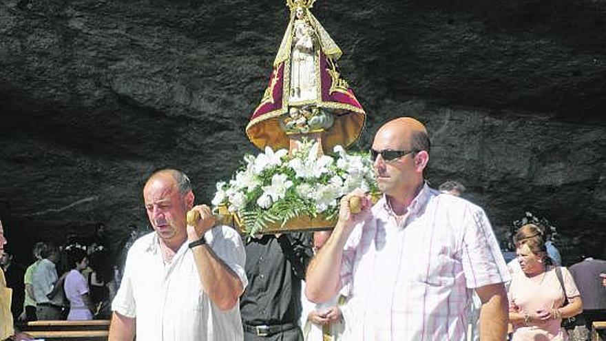 La imagen de la Virgen de la Cueva, durante la procesión del 8 de septiembre del año pasado.