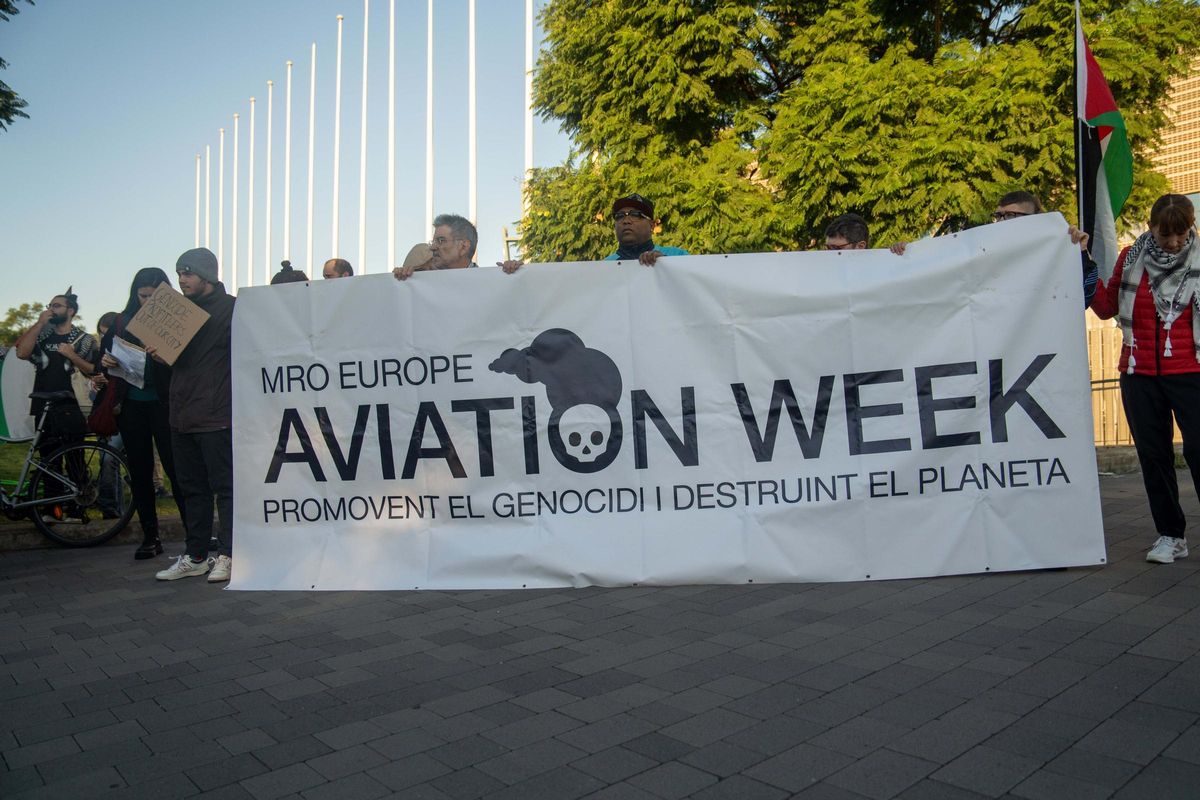 Ecologistas y activistas propalestinos protestan contra la feria Aviation Week en Barcelona