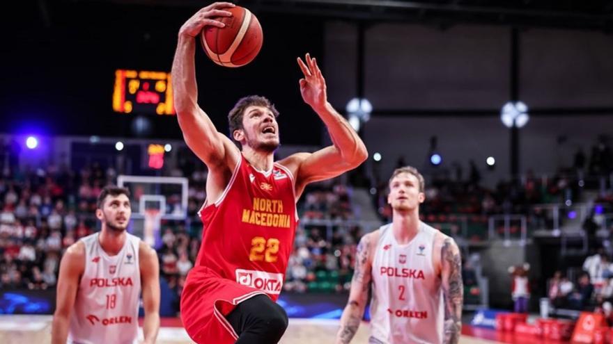 Ethan Happ se encamina a canasta ante la mirada del ex claretiano Olek Balcerowski, a la derecha de la imagen. | | FIBA