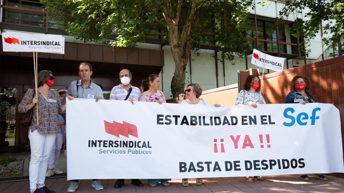 El Sindicato Intersindical se manifiesta por el despido masivo de trabajadores del SEF