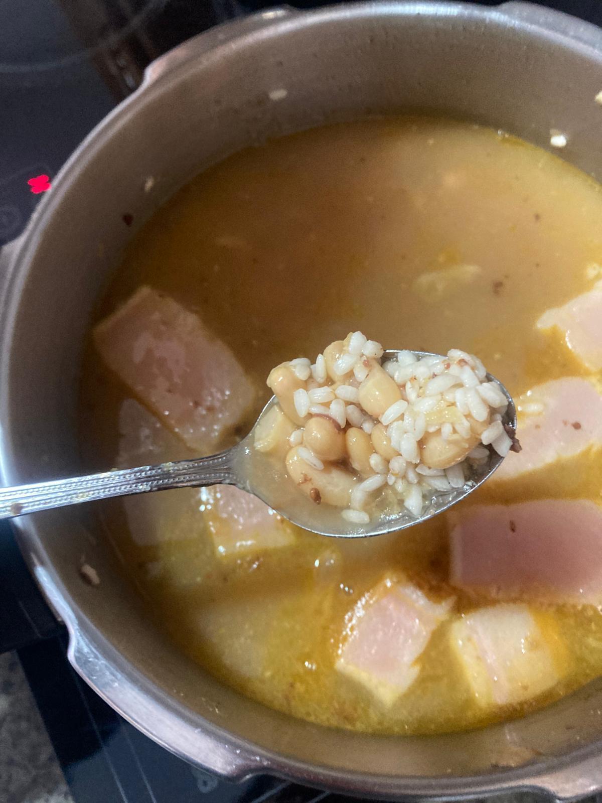 Arròs amb fesolsi naps incomible en las calderas de Moncada.