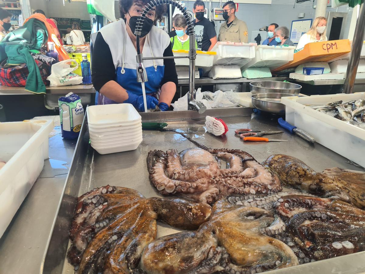 Pulpo a la venta en la plaza de abastos de Vilagarcía. Pulpo a la venta en la plaza de abastos de Vilagarcía.