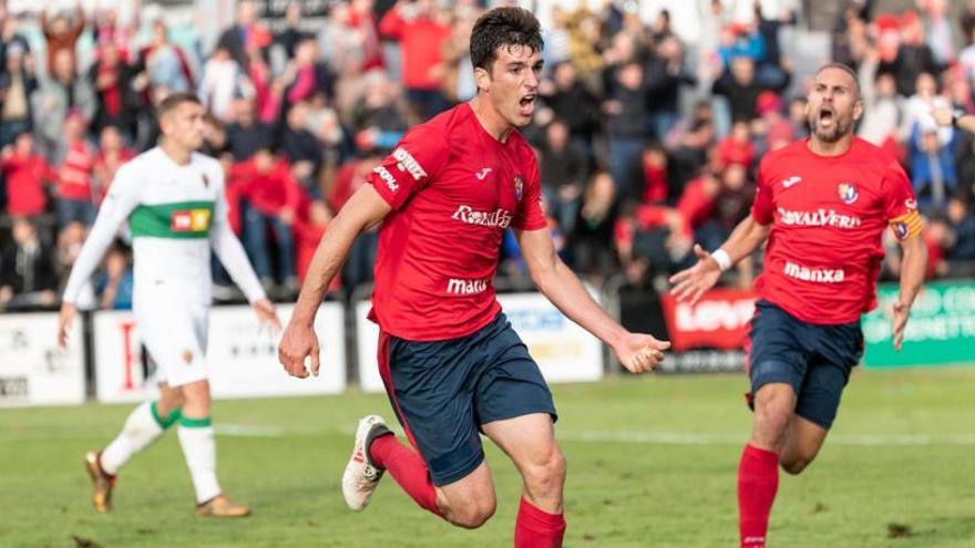 Los jugadores del Olot celebran un gol en presencia de Zotko y el árbitro