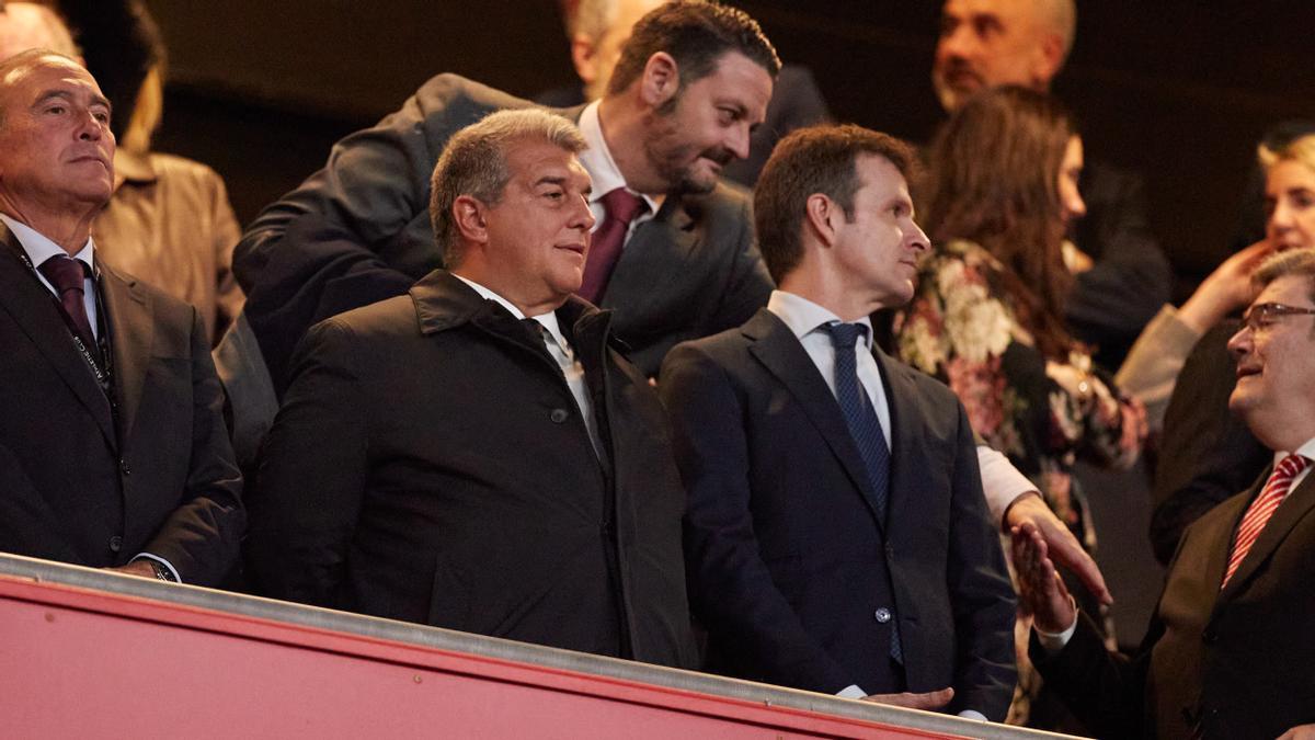 Laporta, en el palco de San Mamés antes de empezar el Athletic-Barça.