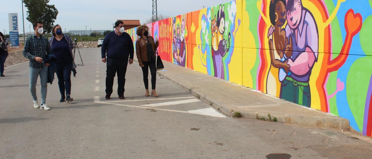 El mural se encuentra en uno de los muros externos del campo de fútbol.