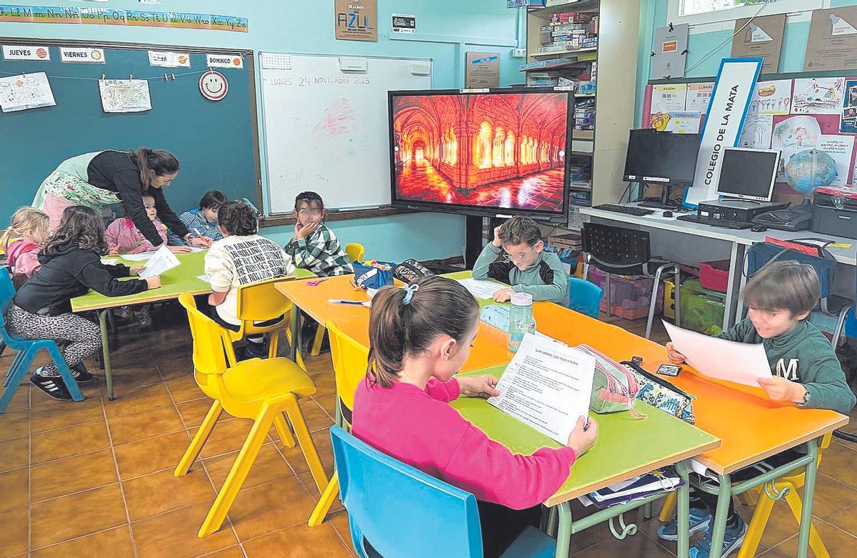 Aula del colexu de La Mata, con neños y neñes d’estremaes edaes.