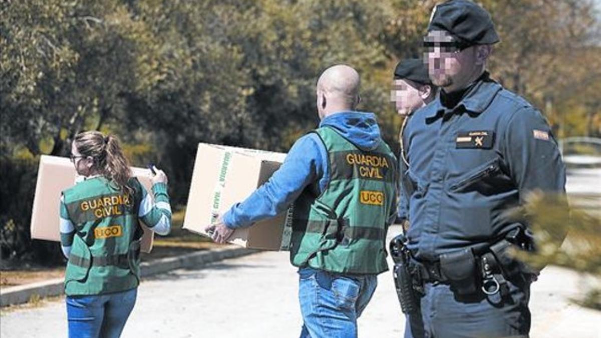 Registros 8Agentes de la Guardia Civil retiran documentos de un centro de formación de Mijas (Málaga).