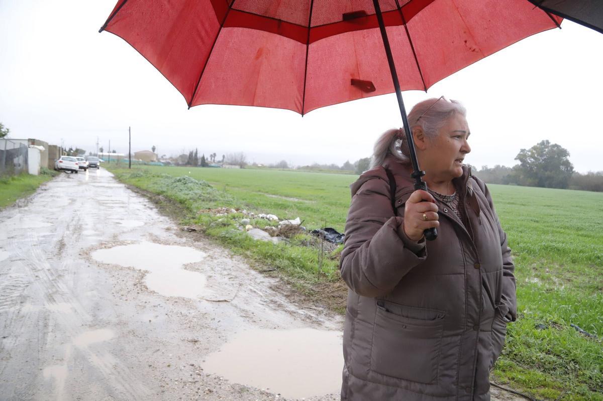 Vecinos y bomberos vigilan el cauce del Guadalquivir en la barriada de Majaneque ante el avance de la borrasca Leonardo. A.J. González, Córdoba, España, 4 de febrero de 2026.