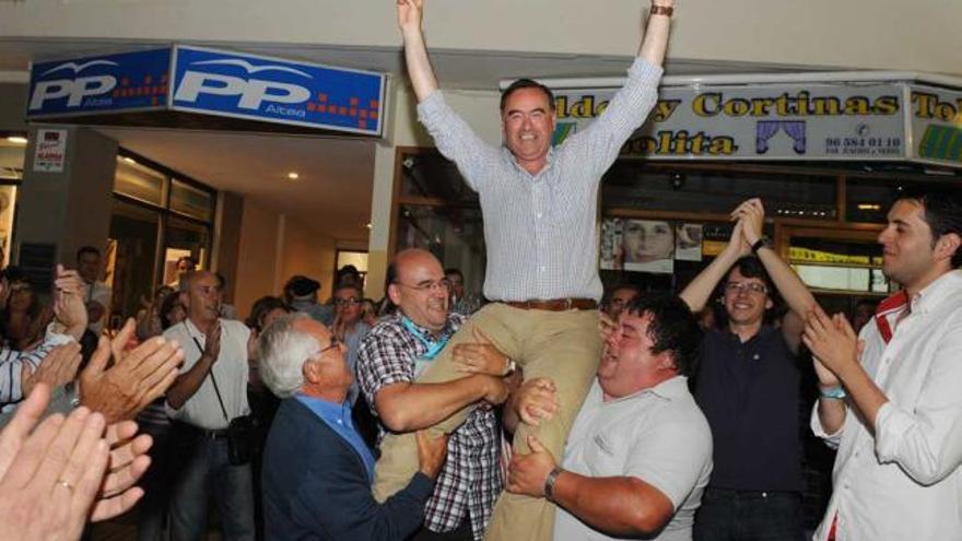 El líder de los populares alteanos celebrando la victoria.