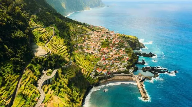 La llaman el 'Hawái de Europa': la isla portuguesa que cuenta con piscinas naturales y un bosque con una fauna única