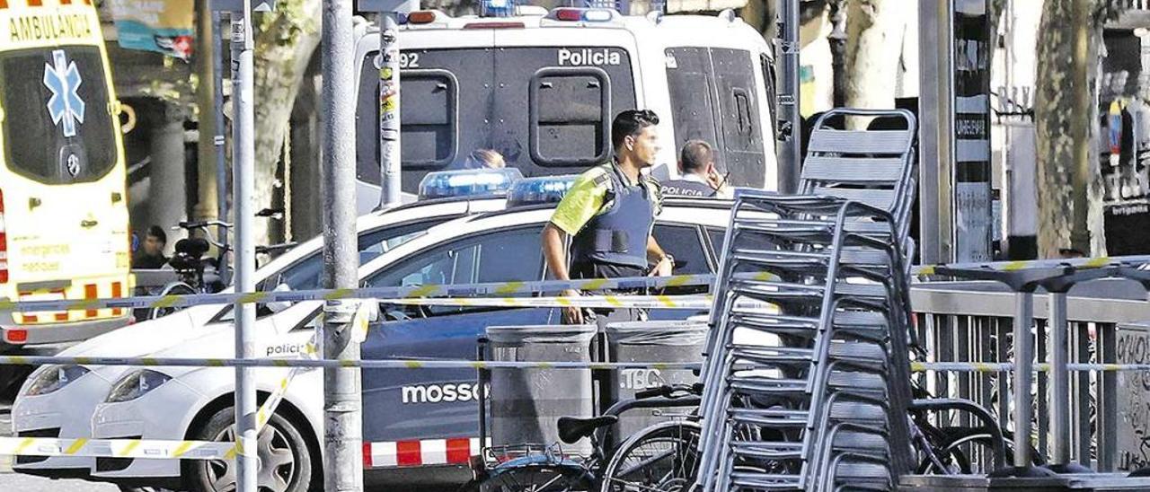 Policías y ambulancias en las Ramblas de Barcelona.