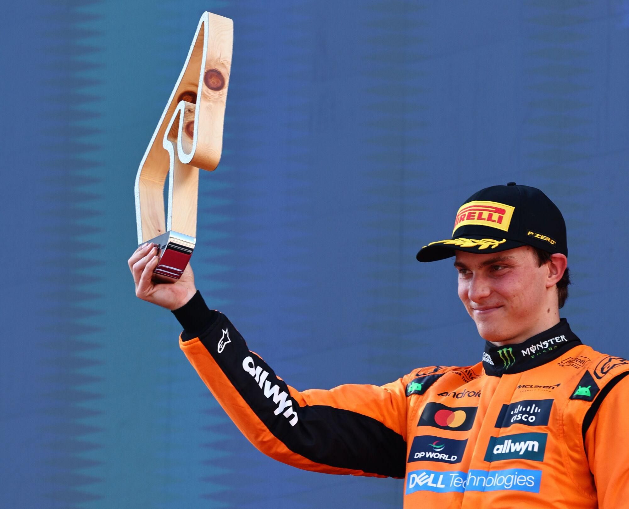 SPIELBERG (Austria), 29/06/2025.- Second-placed McLaren driver Oscar Piastri of Australia poses on the podium with his trophy after the Formula 1 Austrian Grand Prix at the Red Bull Ring racetrack in Spielberg, Austria, 29 June 2025. (Fórmula Uno) EFE/EPA/ANNA SZILAGYI