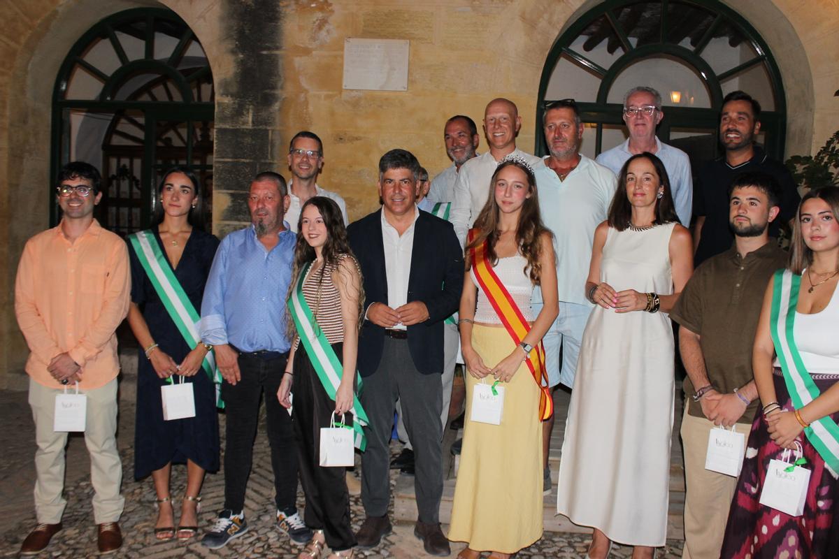 Autoridades, representantes de los colectivos locales y vendimiadores mayores de esta y de la pasada edición, en la Casa del Iica.