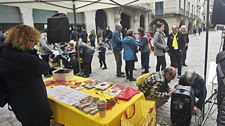 Un tomàquet gegant a la plaça del  Vi per defensar la llengua catalana