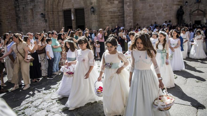 Decenas de niños vestidos de comunión celebran el Corpus Christi en Cáceres