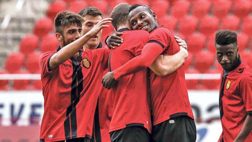 Los jugadores del Mallorca B se funden en un abrazo con el goleador Cedric.