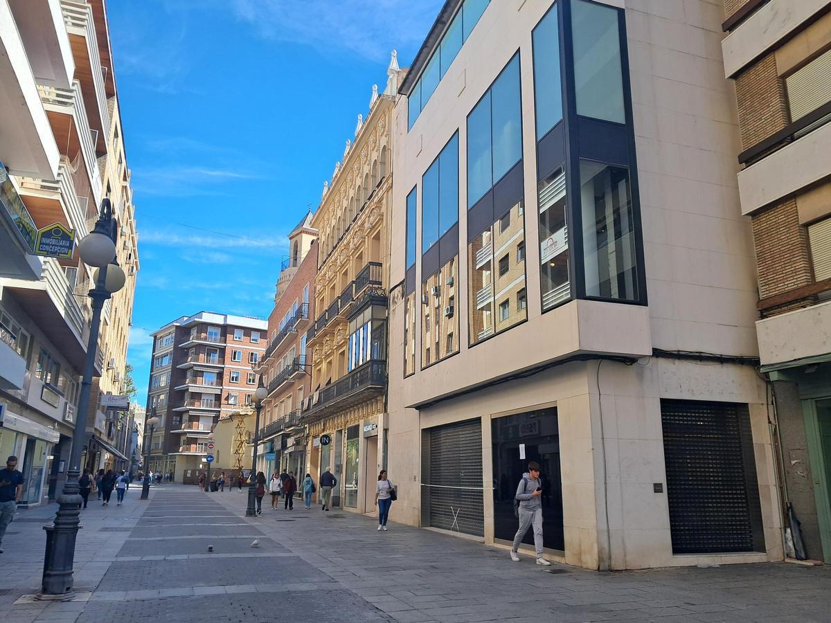 A la derecha, el edificio que ocupaba Bershka en la calle Concepción y que la Fundación Cajasol reformará para convertirlo en su sede social y cultural..