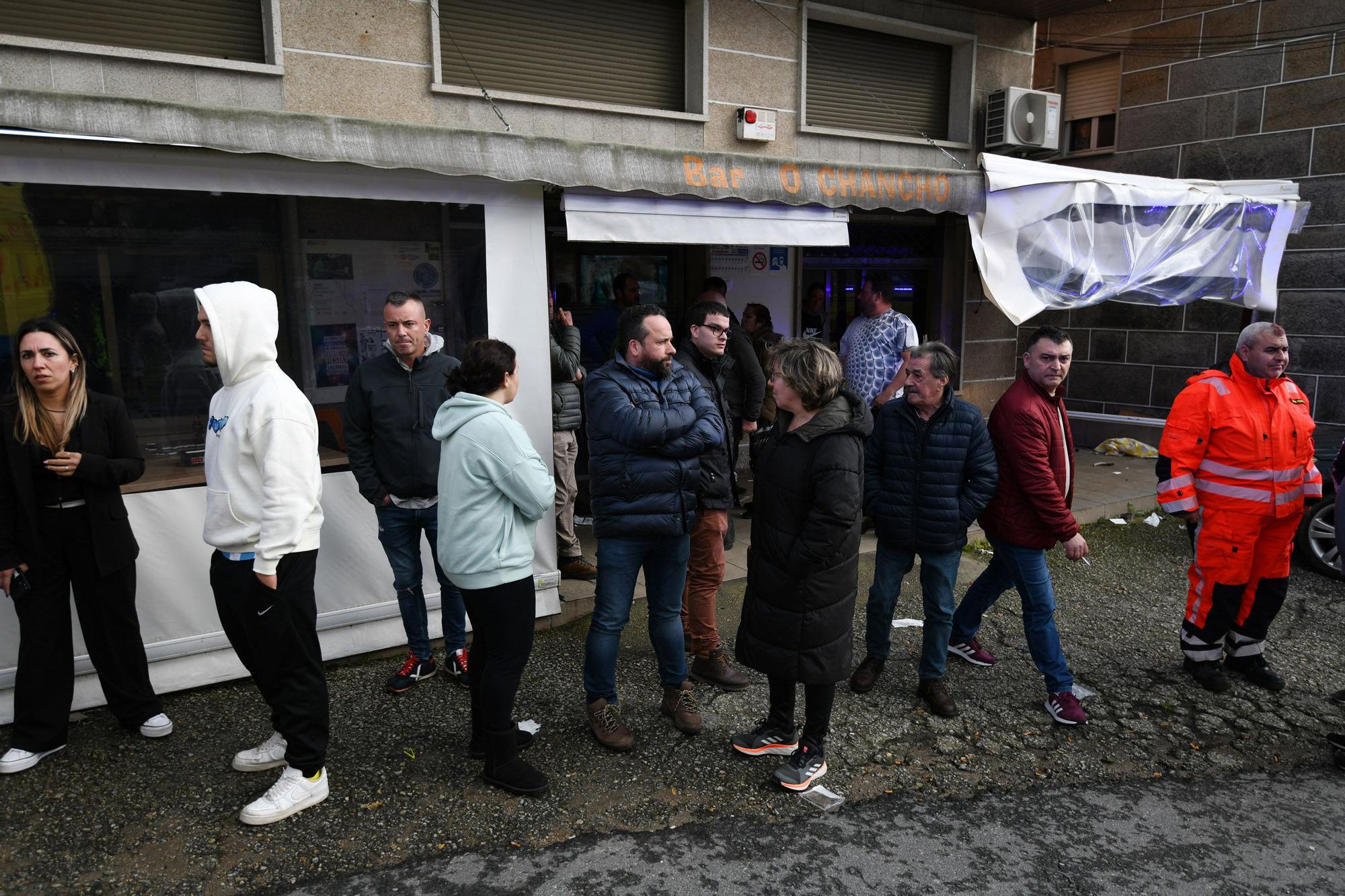 Dos muertos en Vilaboa arrollados por un vehículo cuando jugaban la partida en un bar