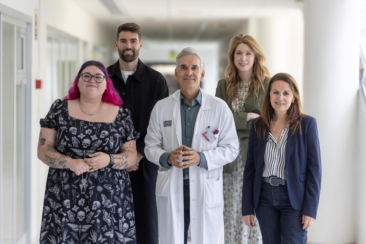 La paciente Abbie Munz, el jefe de Psiquiatría del Hospital de Torrevieja, Jesús Mesones, la orientadorade la Conselleria de Educación, Maribel Villaescusa y los psicólogos Carlos Cabrera y Margarita Carrasco.