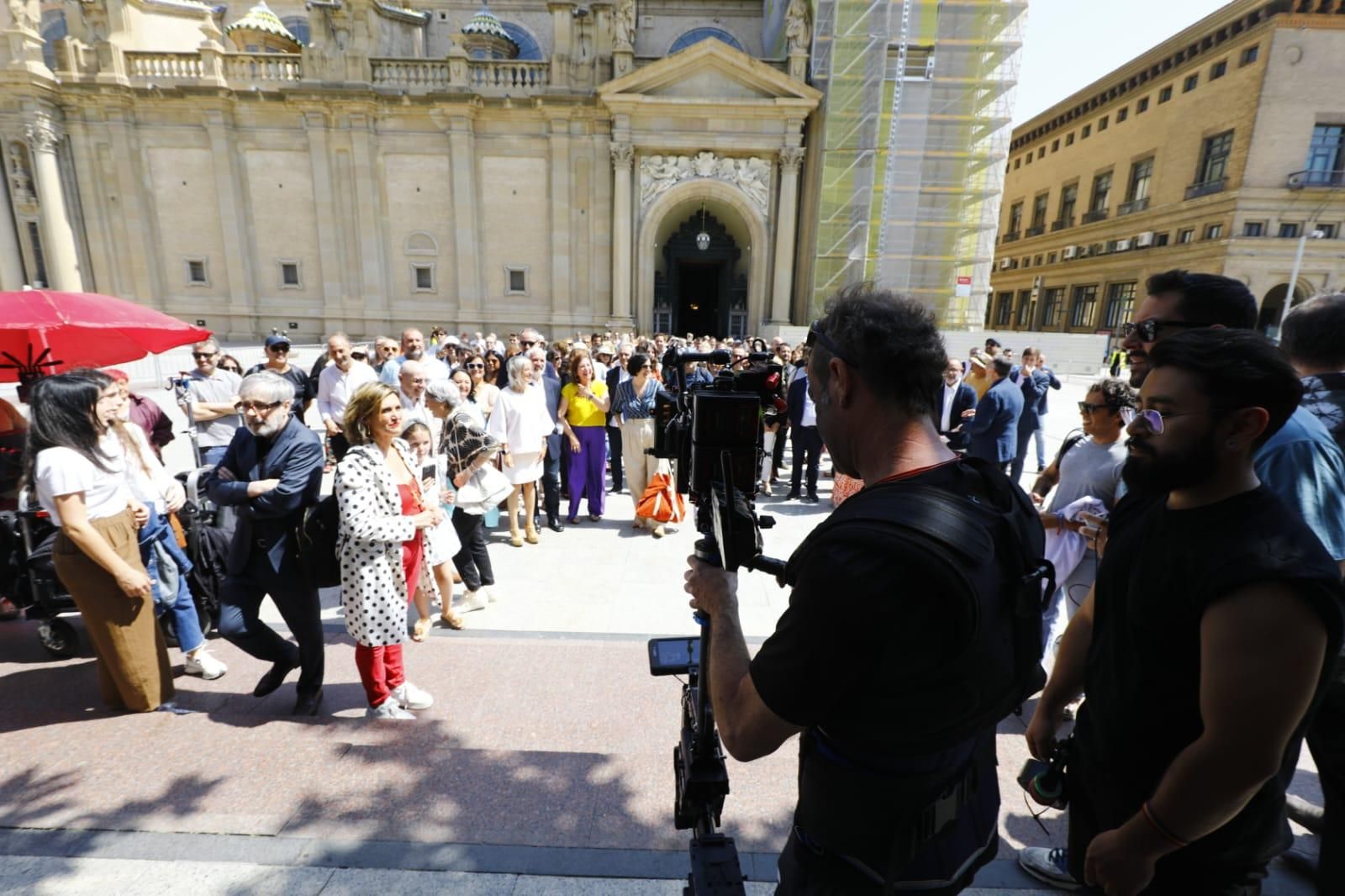 En imágenes | Expectación en la plaza del Pilar de Zaragoza por el rodaje del 'remake' de 'Salida de misa de doce'