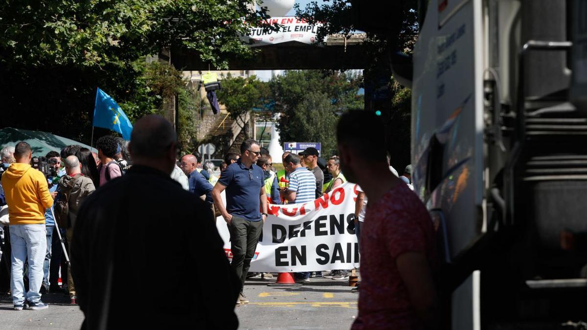 Una de las concentraciones convocadas delante de la fábrica avilesina de Saint-Gobain durante los pasados días de huelga. | M. V.