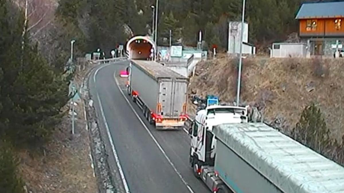 Camiones accediendo al túnel de Bielsa, en el paso fronterizo de Aragón con Francia, esta semana. | SERVICIO ESPECIAL