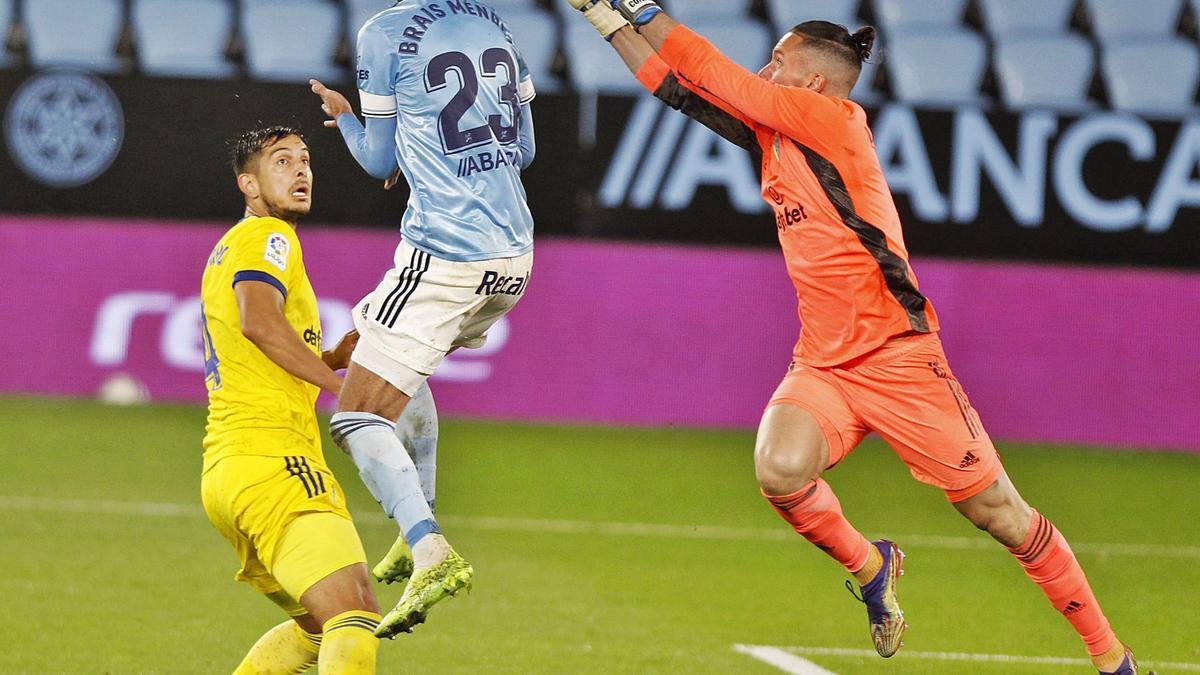 Brais Méndez se anticipa a Marcos Mauro y a Ledesma para cabecear 
al fondo de la red el cuarto gol del Celta al Cádiz ayer en Balaídos. |  // RICARDO GROBAS