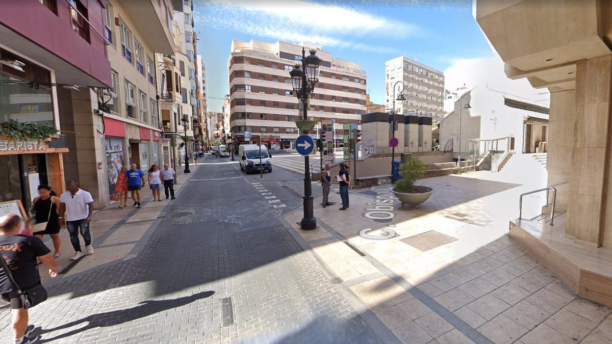 Imagen de la salida del concurrido parking de la plaza Santa Clara de Castelló
